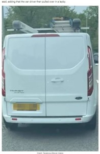 子ガモを轢いたドライバーの車（画像は『LADbible　2022年5月23日付「Man Hands Himself In To Police After White Van ‘Runs Over Ducklings’」（Credit: Facebook/Steven Walley）』のスクリーンショット）