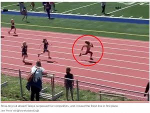 他の選手をどんどん追い抜いていったタラヤちゃん（画像は『New York Post　2022年5月13日付「Little girl stuns by winning race ― after running back for lost shoe in epic video」（Jam Press Vid/＠futurekodaks92/＠t）』のスクリーンショット）