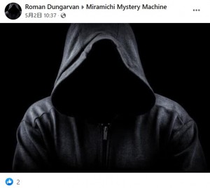 フードを深くかぶり不気味な姿のイベント主催者（画像は『Roman Dungarvan　2022年5月2日付Facebook』のスクリーンショット）