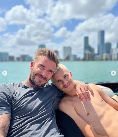 カメラに向かって微笑む次男ロメオとデヴィッド（画像は『Victoria Beckham　2022年5月2日付Instagram「Happy birthday ＠davidbeckham the best daddy!!!」』のスクリーンショット）