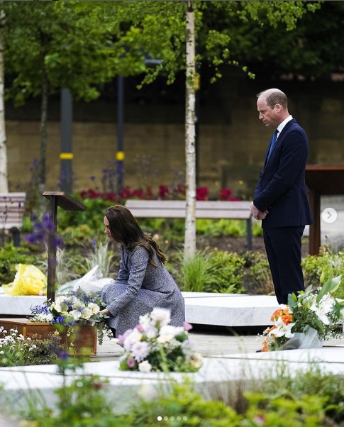 記念碑に献花するキャサリン妃とウィリアム王子（画像は『Duke and Duchess of Cambridge　2022年5月10日付Instagram「There is comfort in remembering.」』のスクリーンショット）