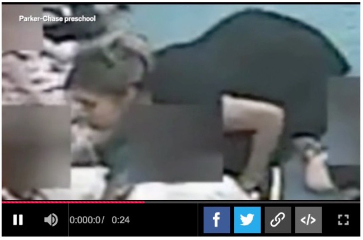 園児を怒鳴りつける保育士（画像は『Metro　2022年6月8日付「Nursery teachers ‘caught abusing children by parents watching live feed’」（Picture: WSBTV）』のスクリーンショット）