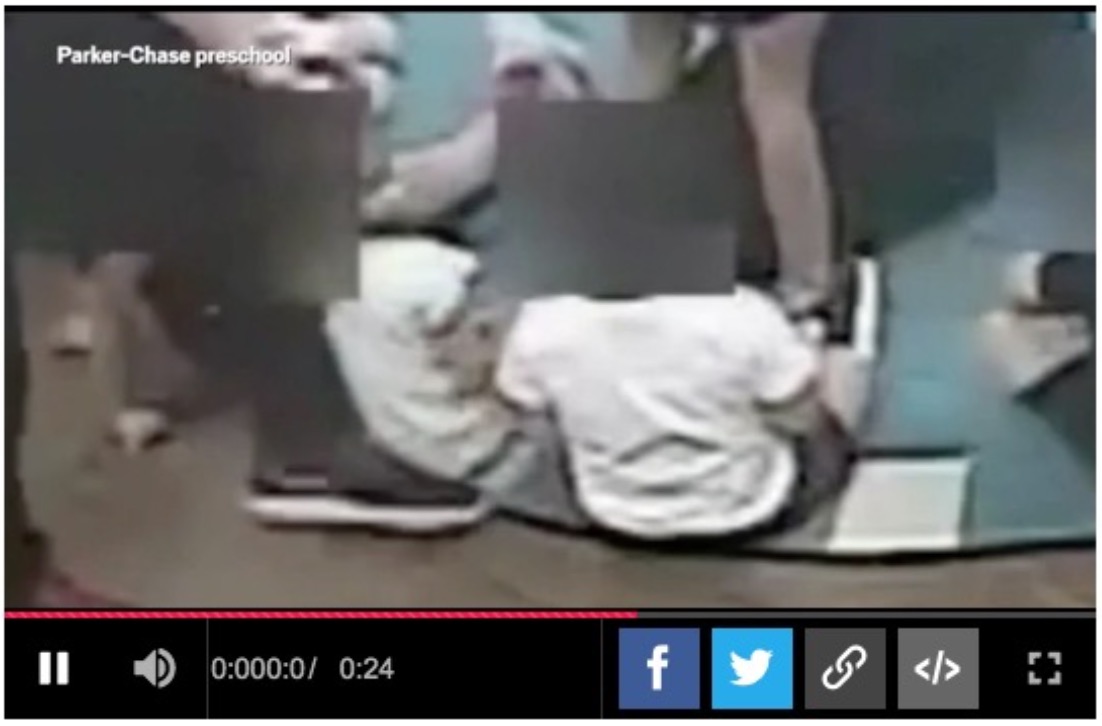園児の背中を膝で蹴る保育士（画像は『Metro　2022年6月8日付「Nursery teachers ‘caught abusing children by parents watching live feed’」（Picture: WSBTV）』のスクリーンショット）