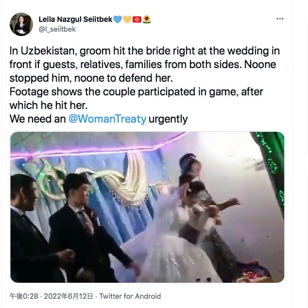力いっぱい殴られてよろめく新婦（画像は『Leila Nazgul Seiitbek　2022年6月12日付Twitter「In Uzbekistan, groom hit the bride right at the wedding in front if guests」』のスクリーンショット）