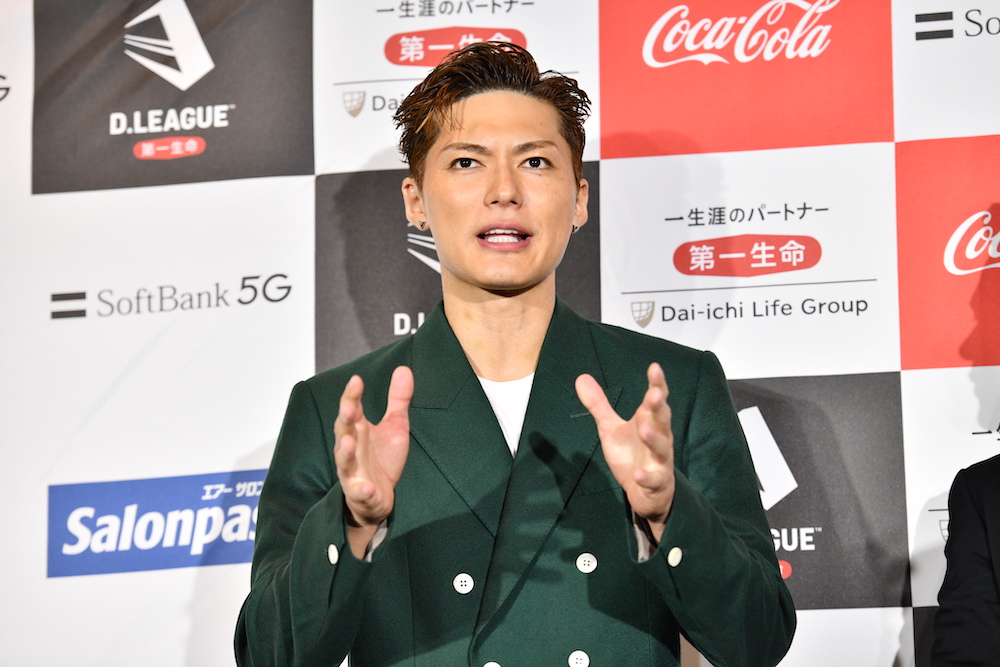 囲み取材にてEXILE SHOKICHI（C）D.LEAGUE21-22