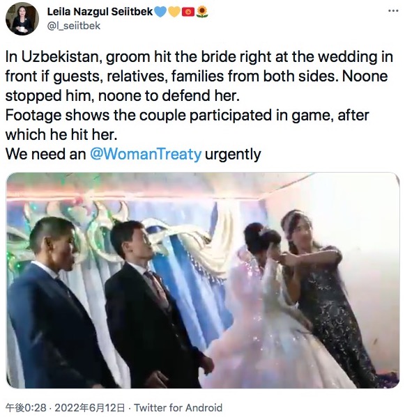 感情を爆発した新郎に出席者は誰も止めず…（画像は『Leila Nazgul Seiitbek　2022年6月12日付Twitter「In Uzbekistan, groom hit the bride right at the wedding in front if guests」』のスクリーンショット）