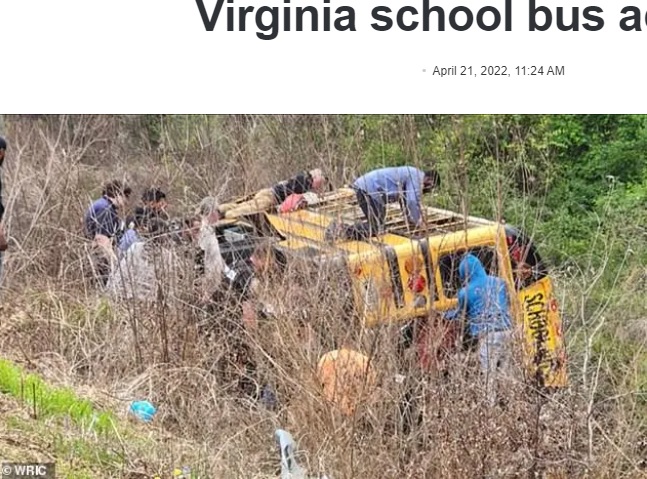 横転したバス（画像は『Darik News　2022年4月21日付「Students with special needs injured after Virginia school bus accident」（（C）WRIC）』のスクリーンショット）