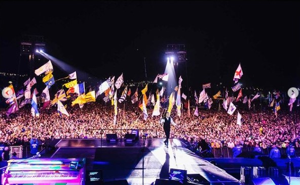 グラストンベリー史上最年長としてヘッドライナーを務めたポール（画像は『Paul McCartney　2022年6月26日付Instagram「Paul headlining Glastonbury at the Pyramid Stage on Saturday 25th June」』のスクリーンショット）