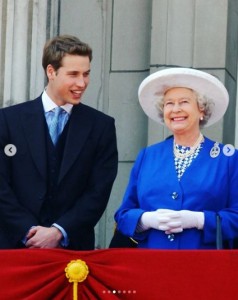 宮殿のバルコニーで談笑するエリザベス女王とウィリアム王子（画像は『The Royal Family　2022年6月21日付Instagram「Happy 40th Birthday to The Duke of Cambridge!」』のスクリーンショット）