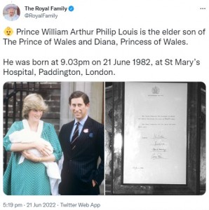 新生児の頃のウィリアム王子を抱くダイアナ妃（画像は『The Royal Family　2022年6月21日付Twitter「Prince William Arthur Philip Louis is the elder son of The Prince of Wales and Diana, Princess of Wales.」』のスクリーンショット）
