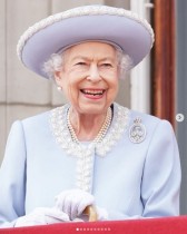 【イタすぎるセレブ達】エリザベス女王、バルモラル城で新たな英首相を任命　王室ファンは「元気な姿が見れて嬉しい！」