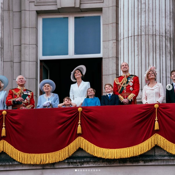 宮殿のバルコニーに勢ぞろいした王室ファミリー（画像は『Duke and Duchess of Cambridge　2022年6月2日付Instagram「Joining Her Majesty The Queen and other members of ＠TheRoyalFamily for Trooping The Colour and to watch a very special flypast for the start of the ＃PlatinumJubilee」』のスクリーンショット）