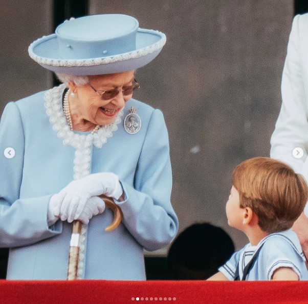 ひ孫のルイ王子と笑顔で話す女王（画像は『Duke and Duchess of Cambridge　2022年6月2日付Instagram「Joining Her Majesty The Queen and other members of ＠TheRoyalFamily for Trooping The Colour and to watch a very special flypast for the start of the ＃PlatinumJubilee」』のスクリーンショット）