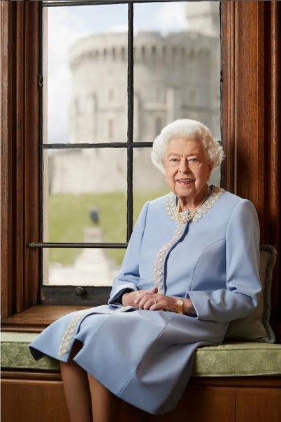 今年6月、即位70周年記念に公開した女王のポートレート（画像は『The Royal Family　2022年6月1日付Instagram「Thank you to everyone who has been involved in convening communities,」』のスクリーンショット）