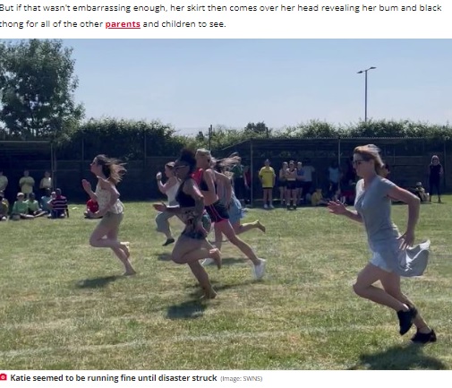 競技に参加した母親たち（画像は『The Daily Star　2022年6月21日付「Mortified mum moons entire crowd after faceplanting during parents’ race at sports day」（Image: SWNS）』のスクリーンショット）