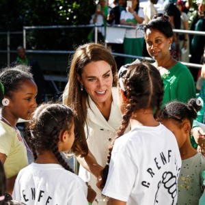 少女と目線を合わせて対話するキャサリン妃（画像は『Duke and Duchess of Cambridge　2022年6月14日付Instagram「Five years ago, 72 people tragically lost their lives in a devastating fire at Grenfell Tower.」』のスクリーンショット）