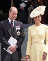 【イタすぎるセレブ達】「ウィリアム王子がモデル立ちしてる！」　夫妻初の公式肖像画に王室ファン沸く