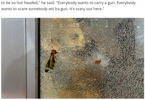 銃弾によりヒビ割れた窓ガラス（画像は『FOX 5 Atlanta　2022年6月27日付「Atlanta Subway employee shot dead by customer in argument over mayo, police say」』のスクリーンショット）