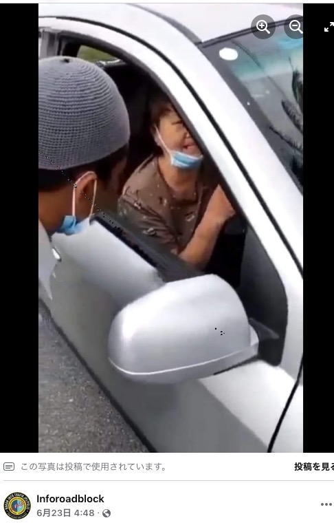 目撃した市民に車を停止させられた女性（画像は『Inforoadblock　2022年6月23日付Facebook「Penghantar barang maut tercampak atas bumbung kereta」』のスクリーンショット）