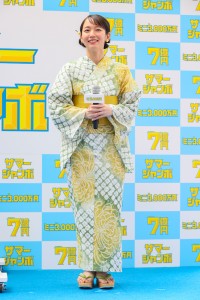 長女らしい着こなしの吉岡里帆