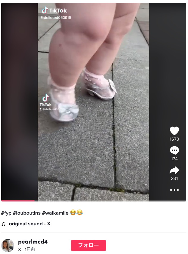 ハイヒールを履いた赤ちゃん（画像は『X　2022年7月12日付TikTok「＃fyp ＃louboutins ＃walkamile」』のスクリーンショット）