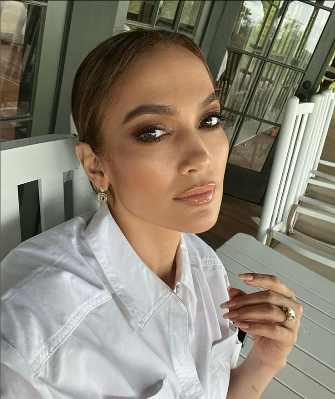ジェニファー・ロペスのドレス姿に称賛の声（画像は『Jennifer Lopez　2022年6月30日付Instagram「Happy hump day」』のスクリーンショット）