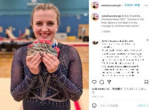 全英障がい者選手権でメダルを獲得する女性（画像は『Natasha Coates　2021年10月17日付Instagram「British Disability Championships 2021.」』のスクリーンショット）