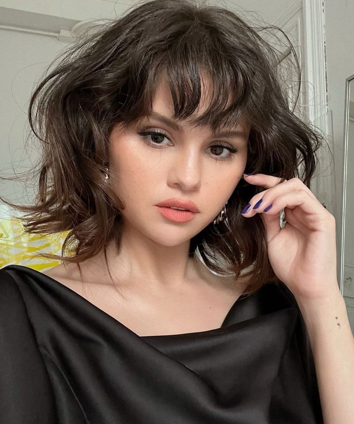 マックスウェルちゃんを初コンサートへ連れて行ったセレーナ・ゴメス（画像は『Selena Gomez　2022年4月1日付Instagram「New hair who dis?」』のスクリーンショット）