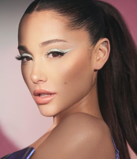 メイクのビフォーアフターを公開したアリアナ・グランデ（画像は『Ariana Grande　2022年3月21日付Instagram「chapter two out now ＠r.e.m.beauty」』のスクリーンショット）