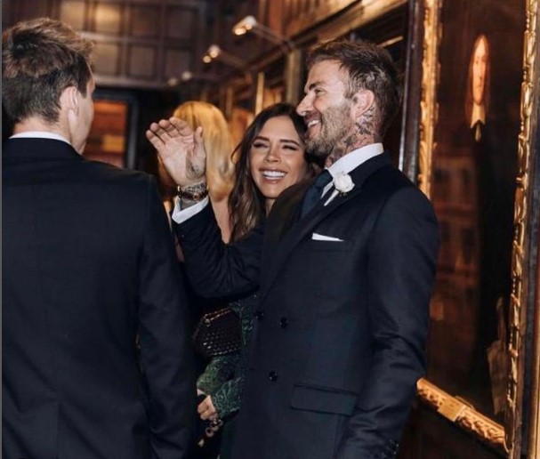 デヴィッドの隣で笑顔を見せるヴィクトリア（画像は『Victoria Beckham　2022年7月4日付Instagram「They say he isn’t funny, they say I never smile, they said it wouldn’t last」』のスクリーンショット）