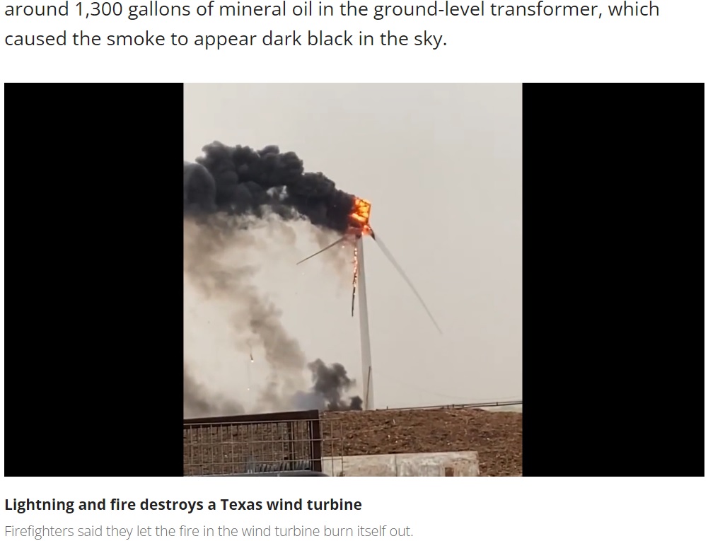 羽根の一部は燃えて地面に落下（画像は『FOX 10 Phoenix　2022年7月23日付「Watch a wind turbine disintegrate in Texas after a lightning strike」』のスクリーンショット）