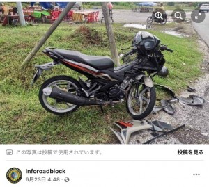 死亡した男性が乗っていたオートバイ（画像は『Inforoadblock　2022年6月23日付Facebook「Penghantar barang maut tercampak atas bumbung kereta」』のスクリーンショット）