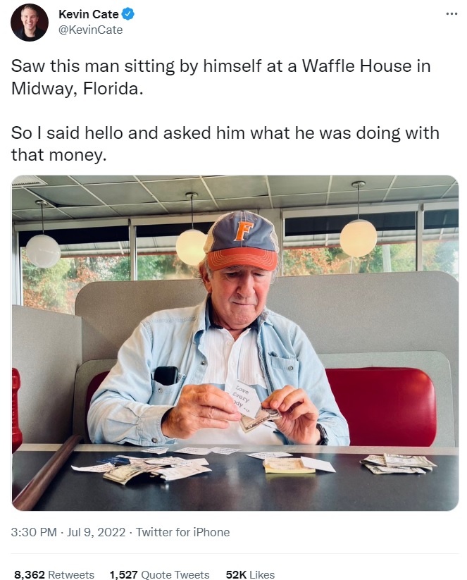 小さなメモと紙幣を用意する男性（画像は『Kevin Cate　2022年7月9日付Twitter「Saw this man sitting by himself at a Waffle House in Midway, Florida.」』のスクリーンショット）