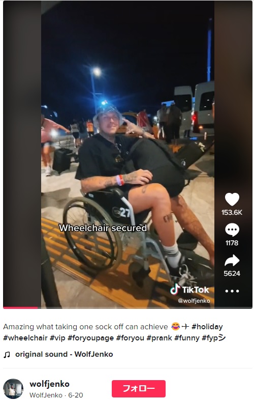 ねん挫したフリをして車イスに乗る男性（画像は『WolfJenko　2022年6月20日付TikTok「Amazing what taking one sock off can achieve」』のスクリーンショット）