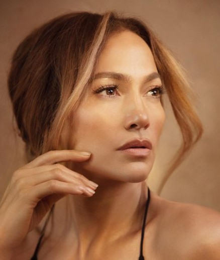圧巻の美ボディを披露したジェニファー（画像は『Jennifer Lopez　2022年5月6日付Instagram「HUSTLE」』のスクリーンショット）