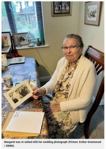 戻ってきた写真を手にするマーガレットさん（画像は『Metro　2022年7月26日付「Couple reunited with lost wedding photo in time for 57th wedding anniversary」（Picture: Esther Greenwood / SWNS）』のスクリーンショット）