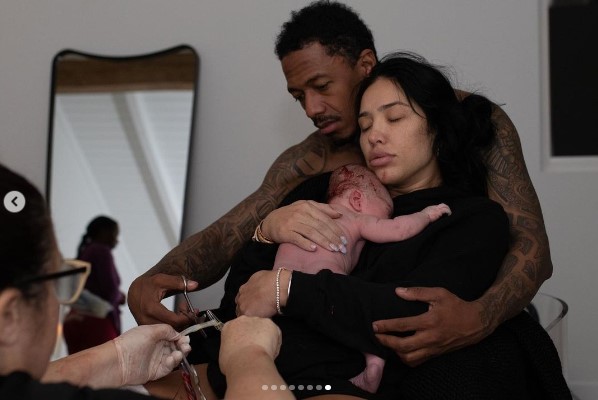 生まれた男児を抱くティエシと、彼女を支えるニック（画像は『Bre Tiesi　2022年7月25日付Instagram「I did it.」』のスクリーンショット）