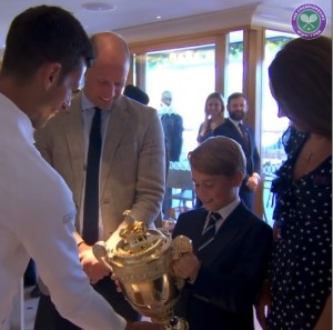 ジョコビッチ選手から優勝トロフィーを手渡されたジョージ王子（画像は『Wimbledon　2022年7月10日付Instagram「‘Do you want to hold it?’」』のスクリーンショット）