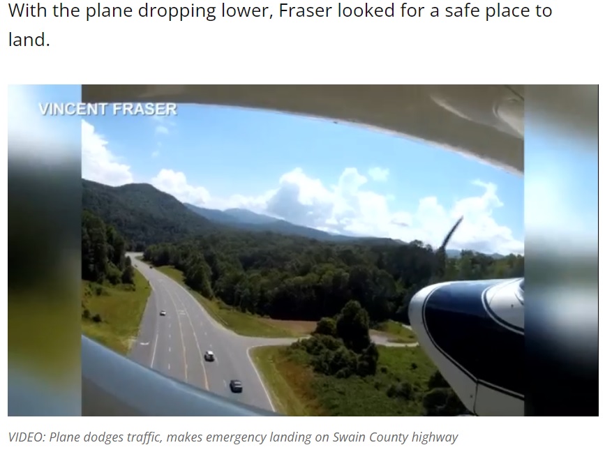 高速道路に緊急着陸を試みる小型飛行機（画像は『WLOS　2022年7月8日付「VIDEO: Plane dodges traffic, makes emergency landing on Swain County highway」（VINCENT FRASER）』のスクリーンショット）