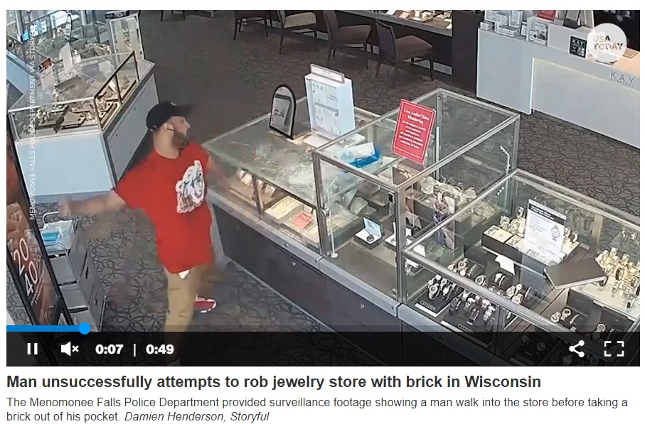 レンガを使いショーケースを壊そうとする男（画像は『Milwaukee Journal Sentinel　2022年7月18日付「Menomonee Falls police need help finding a suspect who failed repeatedly to break a jewelry case with a brick」（Damien Henderson, Storyful）』のスクリーンショット））