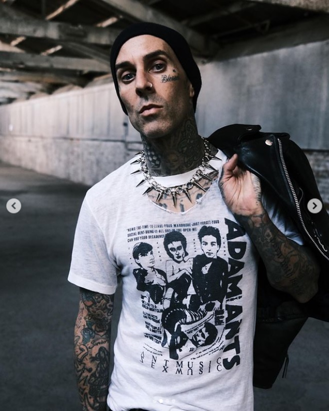 回復中というトラヴィス・バーカー（画像は『travisbarker　2021年10月26日付Instagram「scorpio season」』のスクリーンショット）