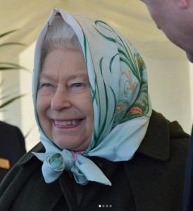 この姿ではエリザベス女王と誰も気付かない？（画像は『The Royal Family　2020年2月5日付Instagram「‘Keeping Norfolk’s feet dry’ is how staff at Wolferton’s Pumping Station describe their work.」』のスクリーンショット）