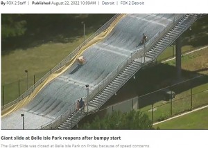 体が浮いて宙を舞う少女（画像は『FOX 2 Detroit　2022年8月22日付「Belle Isle Slide: How to ride the Giant Slide」』のスクリーンショット）