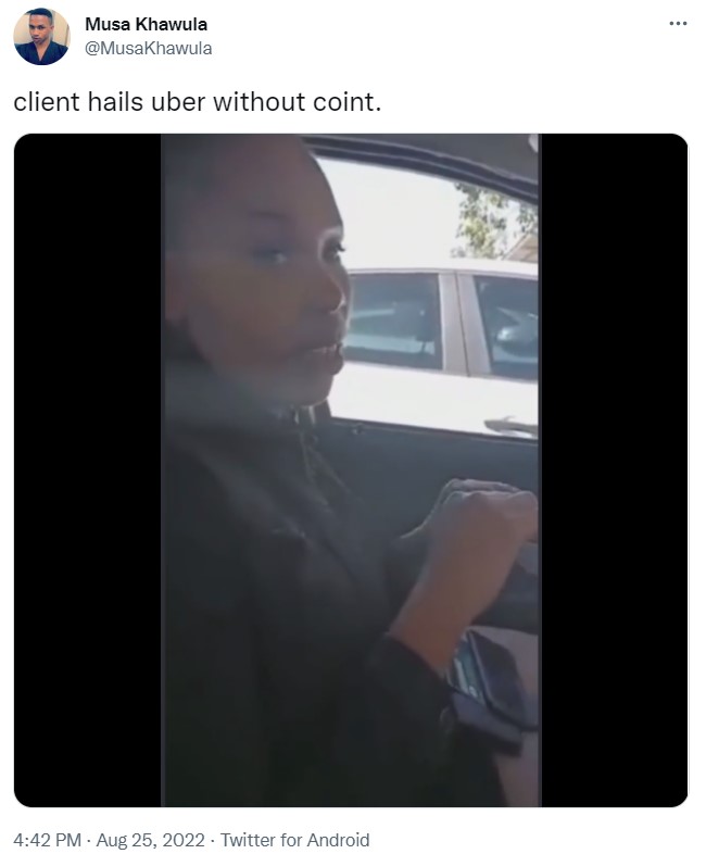 「触ってもいいから」と運転手を誘惑する女性（画像は『Musa Khawula 8月25日付Twitter「client hails uber without coint.」』のスクリーンショット）