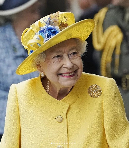公務では色鮮やかなコーデが多いエリザベス女王（画像は『The Royal Family　2021年5月21日付Instagram「Swipe through for some of this week’s highlights」』のスクリーンショット）