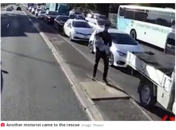 無事に保護された3歳児（画像は『The Daily Star　2022年8月3日付「Sickening scenes as toddler, 3, caught on dashcam footage running down busy motorway」（Image: 7News）』のスクリーンショット）