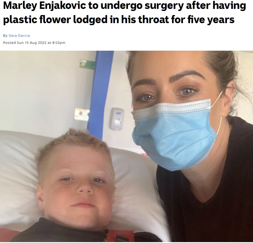 原因不明の咳や嘔吐が続いた男児とその母親（画像は『ABC Australia　2022年8月15日付「Marley Enjakovic to undergo surgery after having plastic flower lodged in his throat for five years」（Supplied: Skye Enjakovic）』のスクリーンショット）