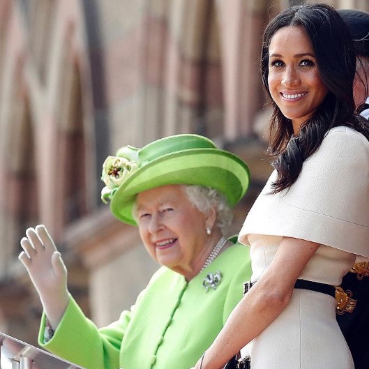 2018年、英チェスターでジョイント公務を行う女王とメーガン妃（画像は『The Royal Family　2020年8月4日付Instagram「Wishing The Duchess of Sussex a very happy birthday!」』のスクリーンショット）