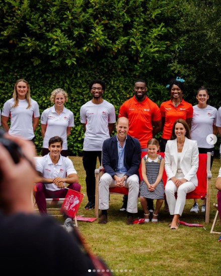 両手を膝の上で組み、アスリート達と写真撮影をする親子（画像は『Duke and Duchess of Cambridge　2022年8月2日付Instagram「Thank you Birmingham!」』のスクリーンショット）