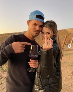 テイラー・ロートナーと婚約者テイ・ドームさん（画像は『Taylor Lautner　2021年11月15日付Instagram「Cannot wait to spend forever with you ＠taydome You love me unconditionally.」』のスクリーンショット）